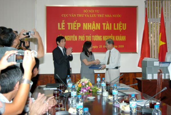 Lễ tiếp nhận tài liệu lưu trữ của nguyên Phó Thủ tướng Chính phủ Nguyễn Khánh